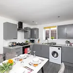 Temple By Alt-stay Contractor - 4 Bed Contractor With Parking, Wi-fi & Full Kitchen - Ideal For Long * Leeds