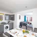 Nyaraló Temple By Alt-stay Contractor - 4 Bed Contractor With Parking, Wi-fi & Full Kitchen - Ideal For Long Leeds