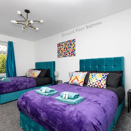 Holiday home 4 Bed 2 Bath - Temple House By Alt-Stay Accommodation - 4 Bed 2 Bath - Ideal For Contractors & Remote Workers - Long Stays Welcome Leeds (West Yorkshire)