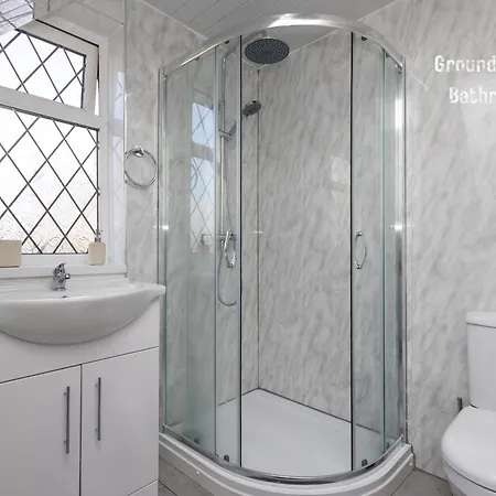 Dom wakacyjny Temple By Alt-stay Contractor - 4 Bed Contractor With Parking, Wi-fi & Full Kitchen - Ideal For Long Leeds (West Yorkshire)