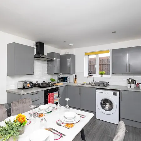 Temple By Alt-stay Contractor - 4 Bed Contractor With Parking, Wi-fi & Full Kitchen - Ideal For Long * Leeds (West Yorkshire)