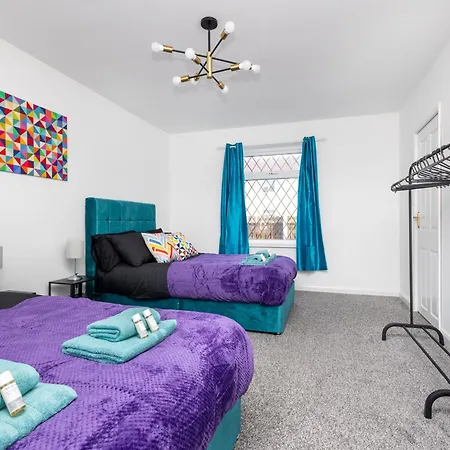 Holiday home 4 Bed 2 Bath - Temple House By Alt-Stay Accommodation - 4 Bed 2 Bath - Ideal For Contractors & Remote Workers - Long Stays Welcome Leeds (West Yorkshire)