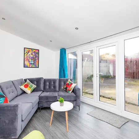 Alt-stay Temple Newsam - Free Parking & Fast Fibre Wi-fi - Ground Floor Bathroom & Master En-suite - Ideal For Contractors & Long