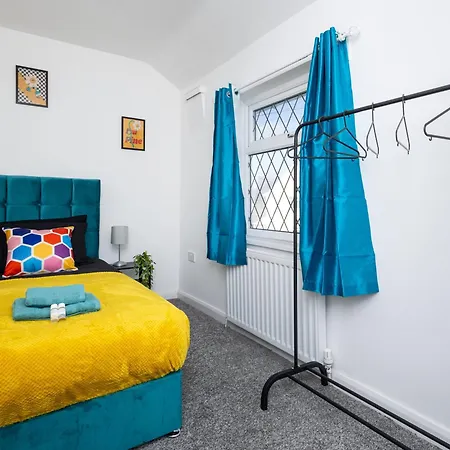 4 Bed 2 Bath - Temple House By Alt-Stay Accommodation - 4 Bed 2 Bath - Ideal For Contractors & Remote Workers - Long Stays Welcome * Leeds (West Yorkshire)