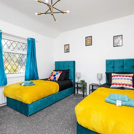4 Bed 2 Bath - Temple House By Alt-Stay Accommodation - 4 Bed 2 Bath - Ideal For Contractors & Remote Workers - Long Stays Welcome Holiday home Leeds (West Yorkshire)