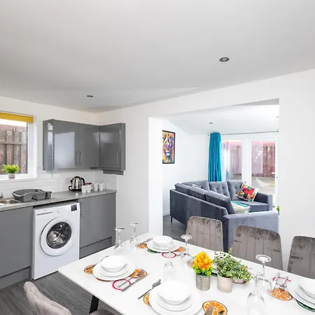 Dom wakacyjny Temple By Alt-stay Contractor - 4 Bed Contractor With Parking, Wi-fi & Full Kitchen - Ideal For Long Leeds (West Yorkshire)