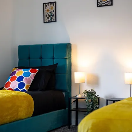 4 Bed 2 Bath - Temple House By Alt-Stay Accommodation - 4 Bed 2 Bath - Ideal For Contractors & Remote Workers - Long Stays Welcome Holiday home *