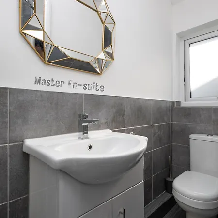4 Bed 2 Bath - Temple House By Alt-Stay Accommodation - 4 Bed 2 Bath - Ideal For Contractors & Remote Workers - Long Stays Welcome Holiday home *