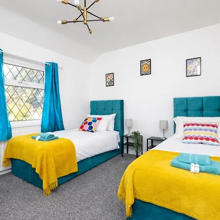Temple By Alt-stay Contractor - 4 Bed Contractor With Parking, Wi-fi & Full Kitchen - Ideal For Long Leeds