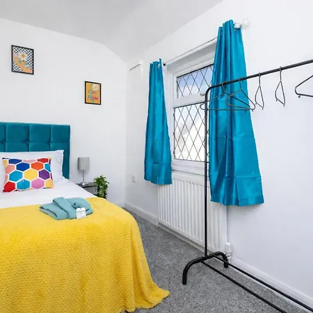 Temple By Alt-stay Contractor - 4 Bed Contractor With Parking, Wi-fi & Full Kitchen - Ideal For Long * Leeds