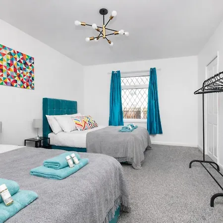 Temple By Alt-Stay Contractor Accommodation - 4 Bed Contractor Home With Parking, Wi-Fi & Full Kitchen - Ideal For Long Stays * Leeds (West Yorkshire)