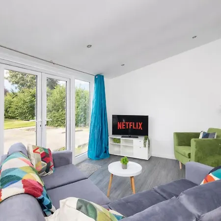 Temple By Alt-Stay Contractor Accommodation - 4 Bed Contractor Home With Parking, Wi-Fi & Full Kitchen - Ideal For Long Stays