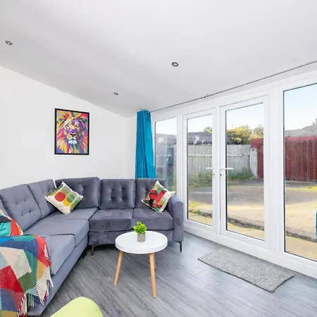 Temple By Alt-Stay Contractor Accommodation - 4 Bed Contractor Home With Parking, Wi-Fi & Full Kitchen - Ideal For Long Stays Semesterbostad Leeds (West Yorkshire)