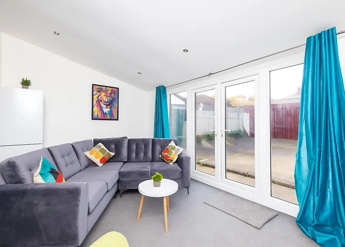 Temple By Alt-Stay Contractor Accommodation - 4 Bed Contractor Home With Parking, Wi-Fi & Full Kitchen - Ideal For Long Stays * Leeds (West Yorkshire)