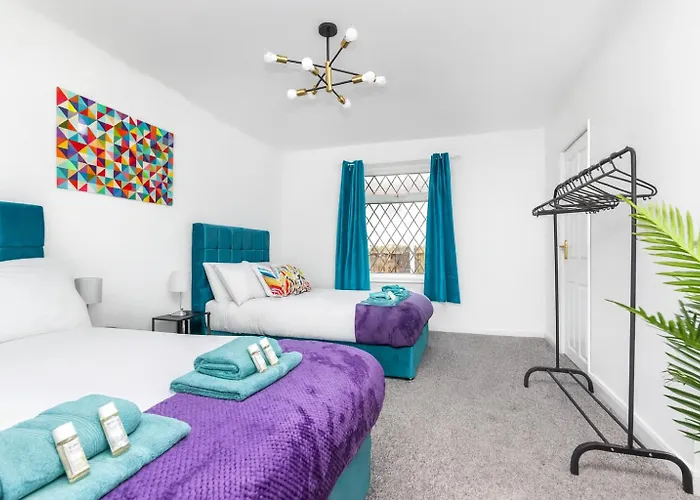 Temple By Alt-Stay Contractor Accommodation - 4 Bed Contractor Home With Parking, Wi-Fi & Full Kitchen - Ideal For Long Stays *