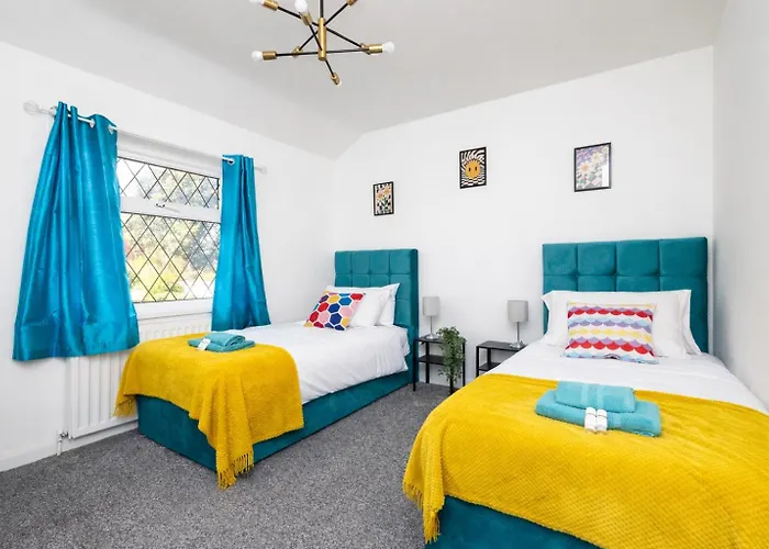 Temple By Alt-Stay Contractor Accommodation - 4 Bed Contractor Home With Parking, Wi-Fi & Full Kitchen - Ideal For Long Stays Leeds (West Yorkshire)