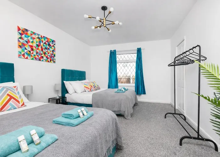 Temple By Alt-Stay Contractor Accommodation - 4 Bed Contractor Home With Parking, Wi-Fi & Full Kitchen - Ideal For Long Stays * Leeds (West Yorkshire)