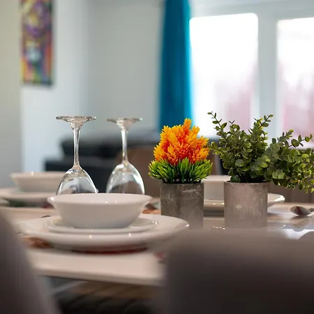 Casa vacanze Temple By Alt-stay Contractor - 4 Bed Contractor With Parking, Wi-fi & Full Kitchen - Ideal For Long Leeds (West Yorkshire)