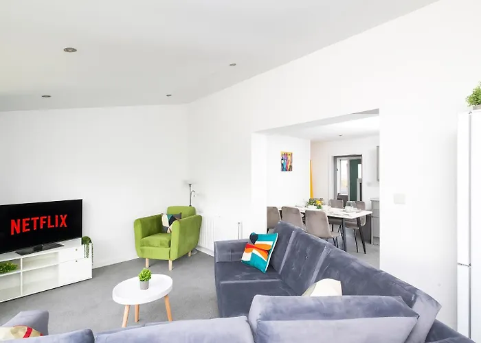 Temple By Alt-Stay Contractor Accommodation - 4 Bed Contractor Home With Parking, Wi-Fi & Full Kitchen - Ideal For Long Stays *